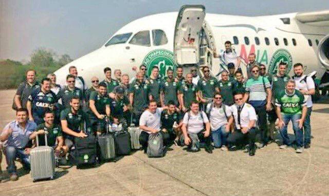 Joiiler_04's tweet photo. Que doloroso fue a estos guerreros que murieron en este accidente😢😢😢 equipo chapecoense .y uno de ellos que iba hacer papa https://t.co/VPZb5NKqA2