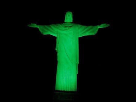 CristianReyRopa's tweet photo. El Cristo Redentor con los colores del #Chapecoense en tributo a tan triste tragedia. El fútbol esta de luto. https://t.co/D5Psvzyi1C