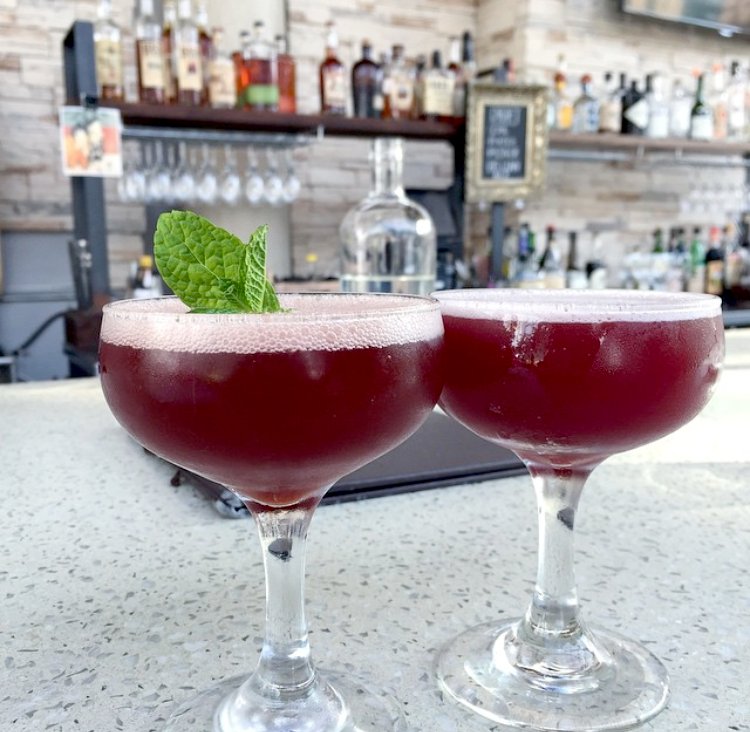bbarsf's tweet photo. It's barely Tuesday, but the good news is that you have 5 more #BbarSF #HappyHours to go! Today's starts now! #SFdrinkSpecials https://t.co/sS3V9TX7oW