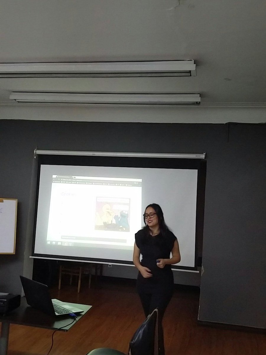 BogotaJS's tweet photo. Ya iniciamos el #bogjs de hoy con @nathalyvillamor sobre Web Storage 🙌 https://t.co/JGEyOdd7RV