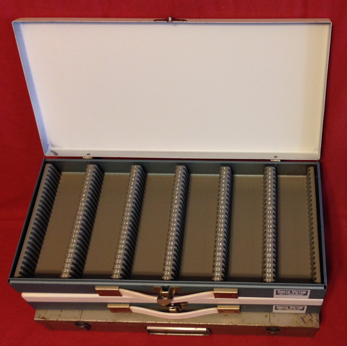 GrgttsGEMS's tweet photo. 2 #SmithVictor &amp; 1 Atco #Vintage Metal 150 Slot #PhotoSlide #Coin #StorageCases https://t.co/MVrEPF54Ln #eBayStore #Photography #BestOffer https://t.co/hI4fYNZUsW