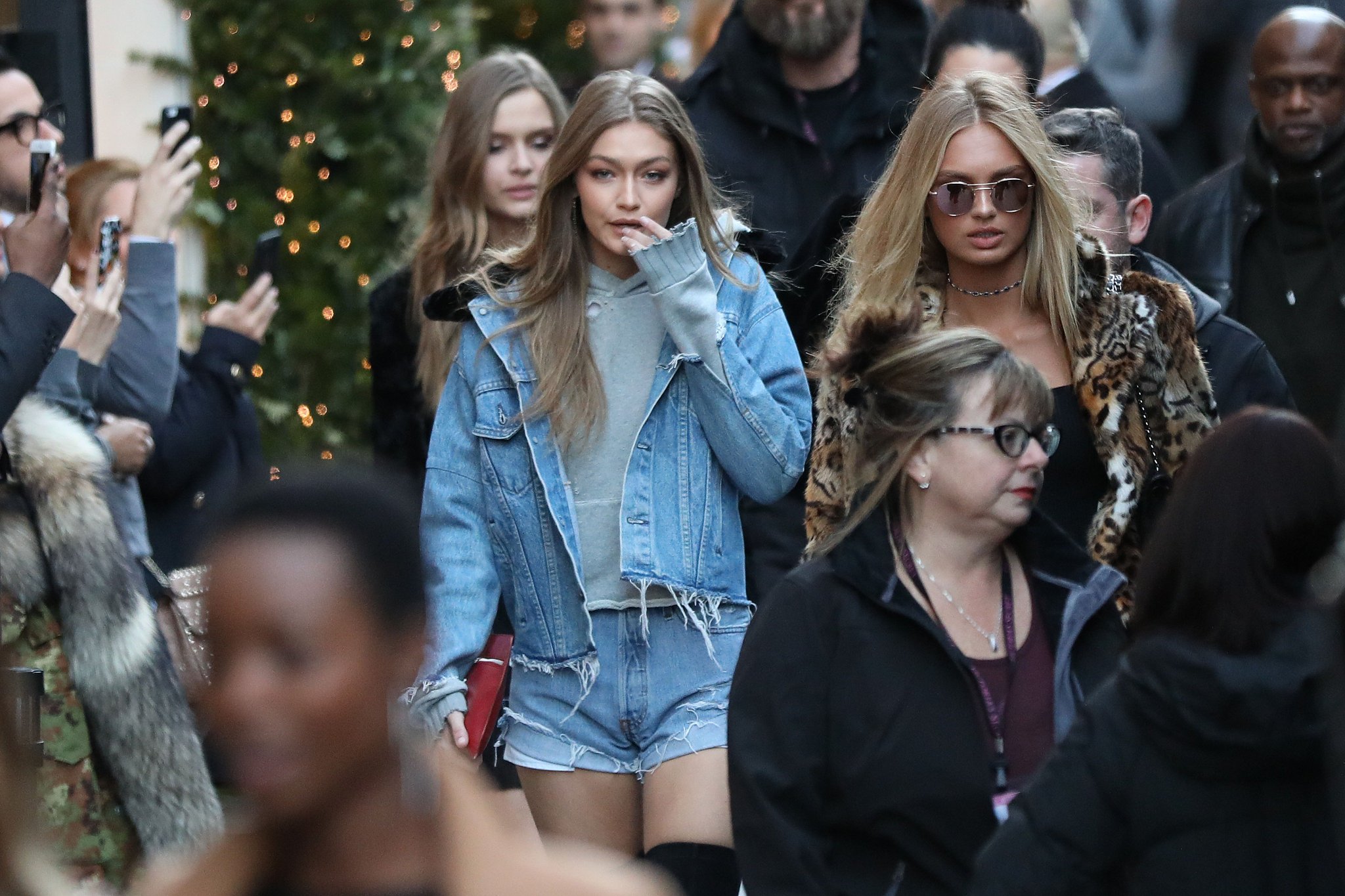 Gigi Hadid Source👸 on Twitter: "November 29: Gigi hadid, Kendall jenner