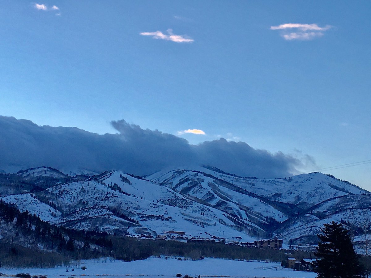 AlohaParkCity's tweet photo. Mountains are filled with snow, sky is clearing, couldn't ask for a better evening in #parkcity https://t.co/8cK1NqZhyZ