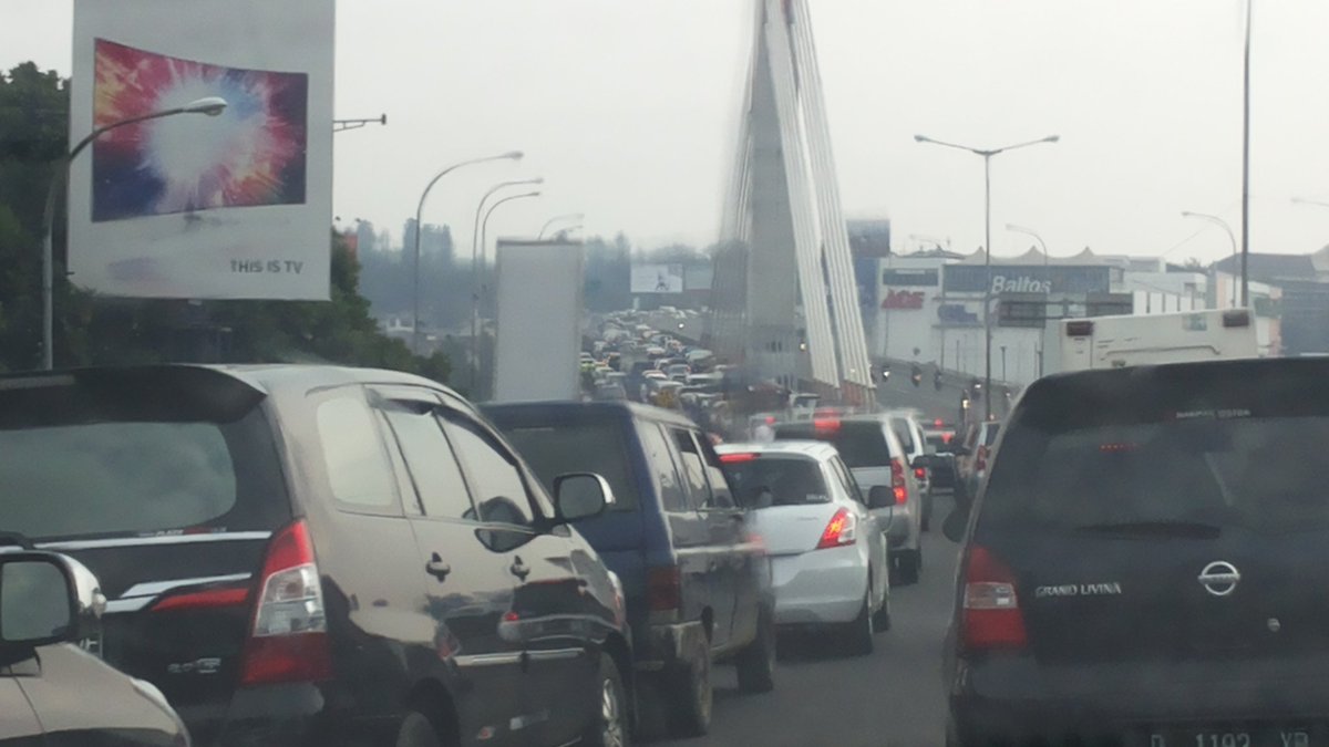 ahmadican's tweet photo. Pasupati kearah gasibu macet total.. antrian mulai dari atas biofarma.. @infobdg @lalinBDG https://t.co/q5je5lCa9W