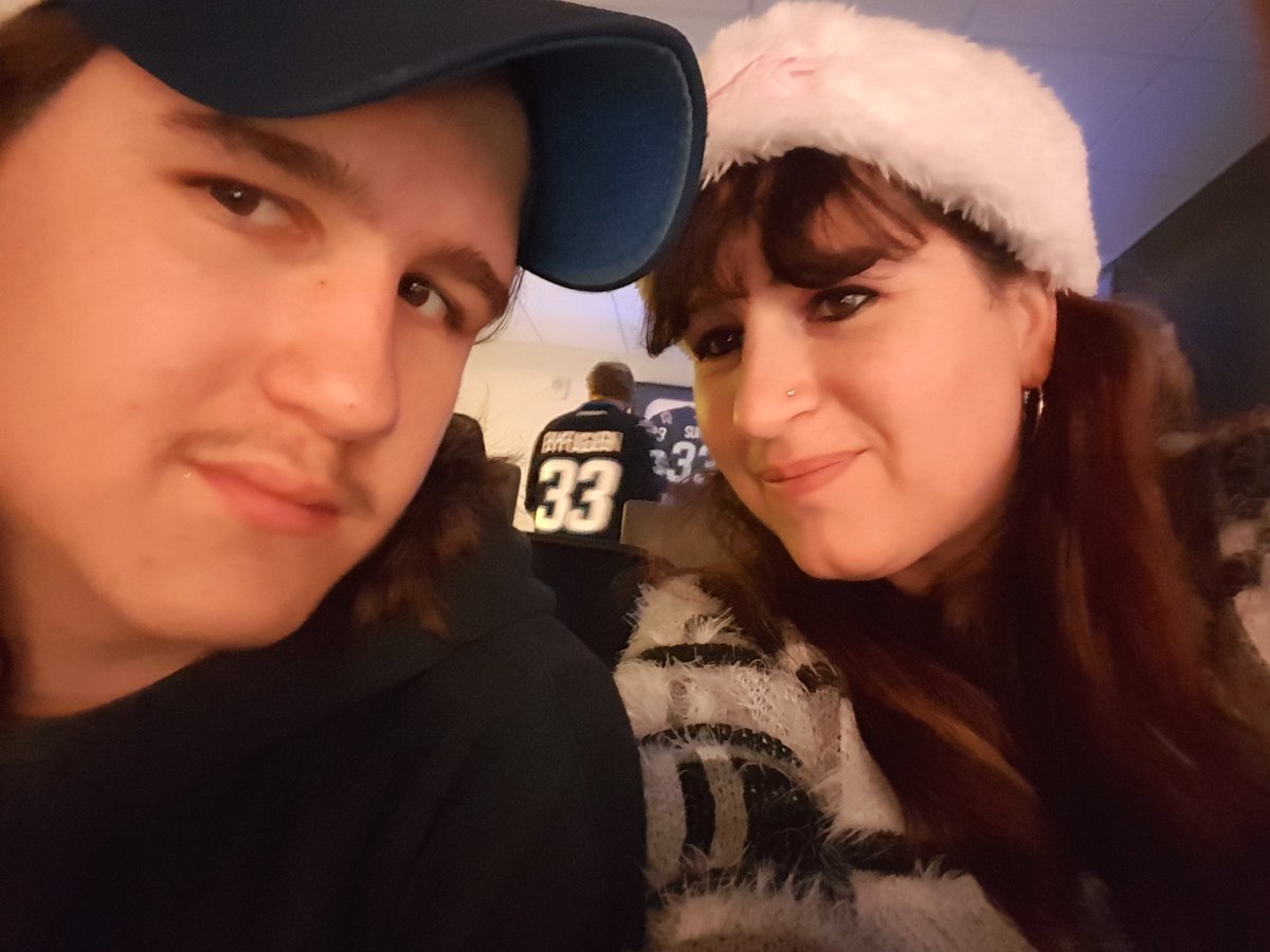 TanyaO2006's tweet photo. Date nite with my babyboy! #gojetsgo #mothersondatenite https://t.co/LhFp6pGrez