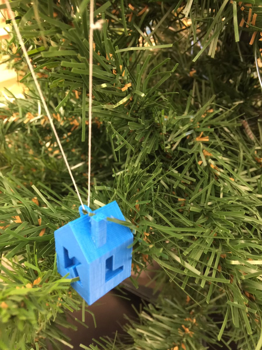 CRILibrary's tweet image. Our 6th grade 3D Christmas ornament design project is off to a great start! #wearebranson #makerspace #3Dprinting #makerbot #tinkercad