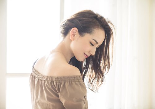 頭美人 Atama Bijin 色気のある女性って憧れですよね 色気はヘアスタイル で演出しましょ 今回は うなじを見せたワンサイドスタイルを紹介します 頭美人 ヘアアレンジ ロングヘア 篠原涼子風 ワンサイド ツイスト T Co Fb0b5dha4u