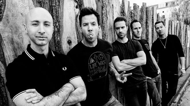 Studio92's tweet photo. 😌💗🎤
¡#SimplePlan estrenó el video de la canción más romántica de su disco antes de llegar al #VivoxelRock8! https://t.co/O3r7ER6Jzu https://t.co/zQG99McaQT