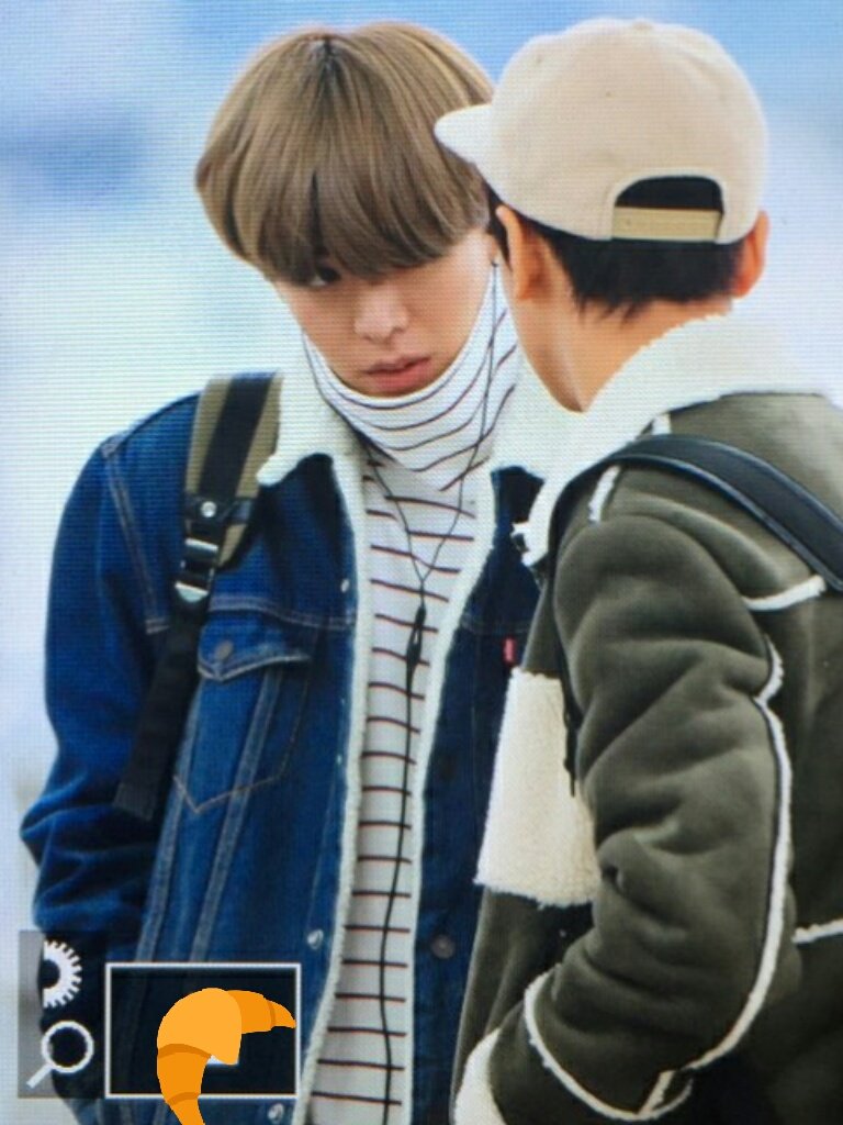 croissant_nct's tweet photo. 161130 카키가방 : 뭘 봐   #유타 #YUTA https://t.co/MzhrbTrvxq