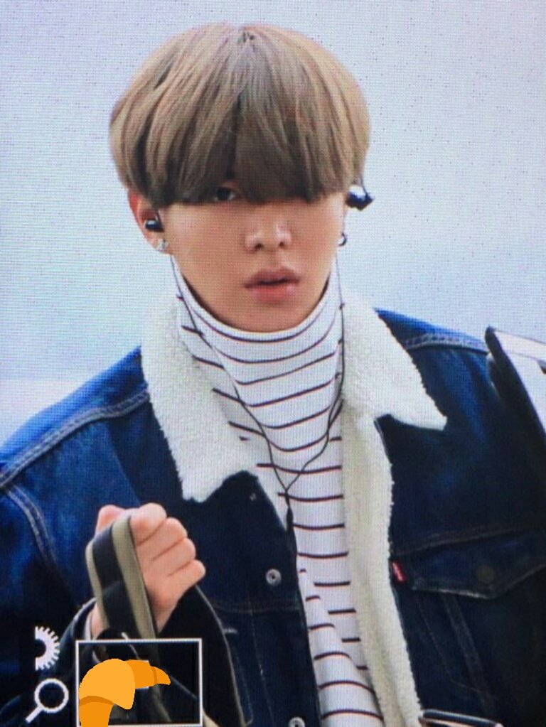 croissant_nct's tweet photo. 161130 카키가방 : 뭘 봐   #유타 #YUTA https://t.co/MzhrbTrvxq