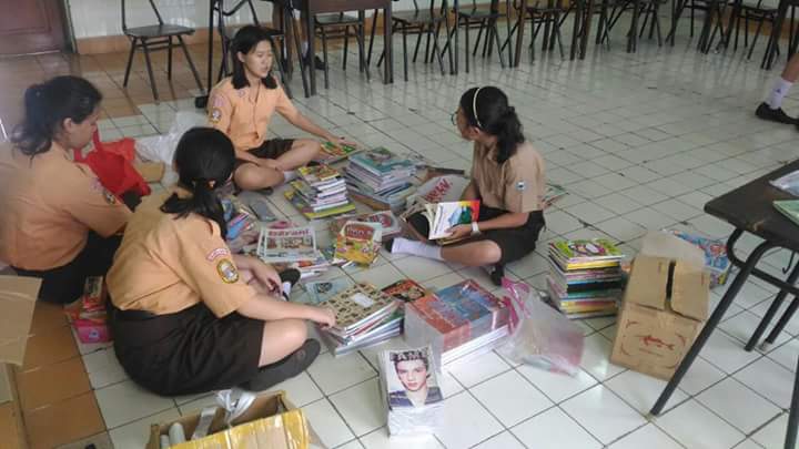 Terimakasih untuk kawan-kawan OSIS MPK Regina Pacis Jakarta buat buku-buku dan alat tulisnya. Anak-anak di Malaka pasti suka #MalakaMenyala
