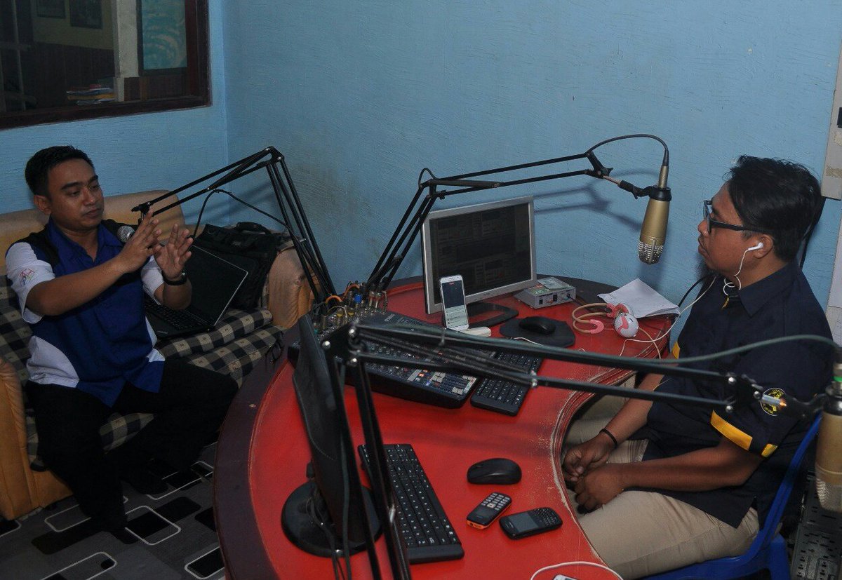 satuprasetya's tweet photo. RTIK lagi ON AIR di radio OZZon ttg Internet Sehat @RTIK_Baubau @rtikindonesia @fajareridianto https://t.co/fVseqo1kOF