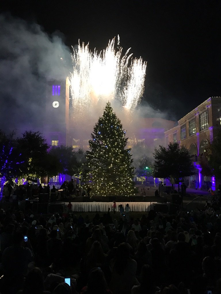 TCU_Baseball's tweet photo. What a beautiful tradition @tcu! The annual Tree Lighting! https://t.co/x41zIWNL8s