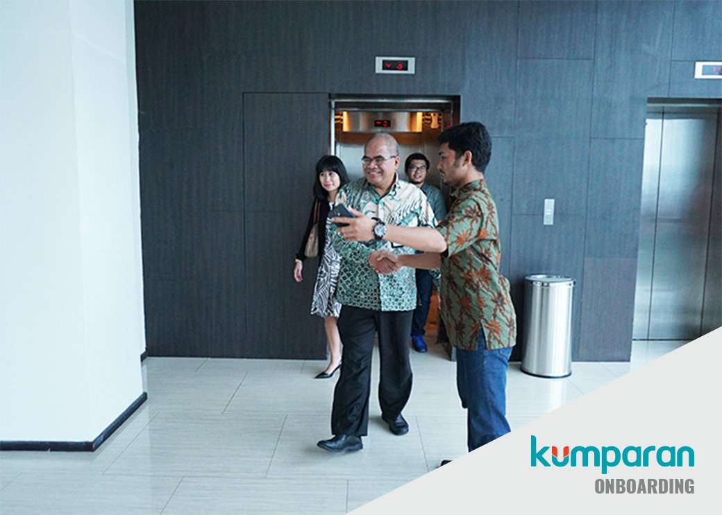 kumparan's tweet photo. Kepala SKK Migas Amien Sunaryadi masuk ke ruangan ketika Sudirman Said sedang berbicara di Kumparan Onboarding #LifeAtKumparan #Kumparan https://t.co/Bo4vYRLI8j