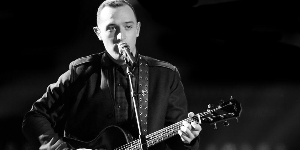 NBCTheVoice's tweet photo. .@aarondgibson went with the classic “Don't Think Twice, It's All Right” by @bobdylan as he fights to stay. #VoiceResults https://t.co/y2aqJVHIgu