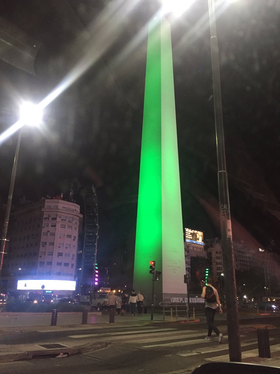 AtaqueFutbolero's tweet photo. El Obelisco también se ilumina de verde para homenajear a los jugadores fallecidos del #Chapecoense https://t.co/65Byyd66EN