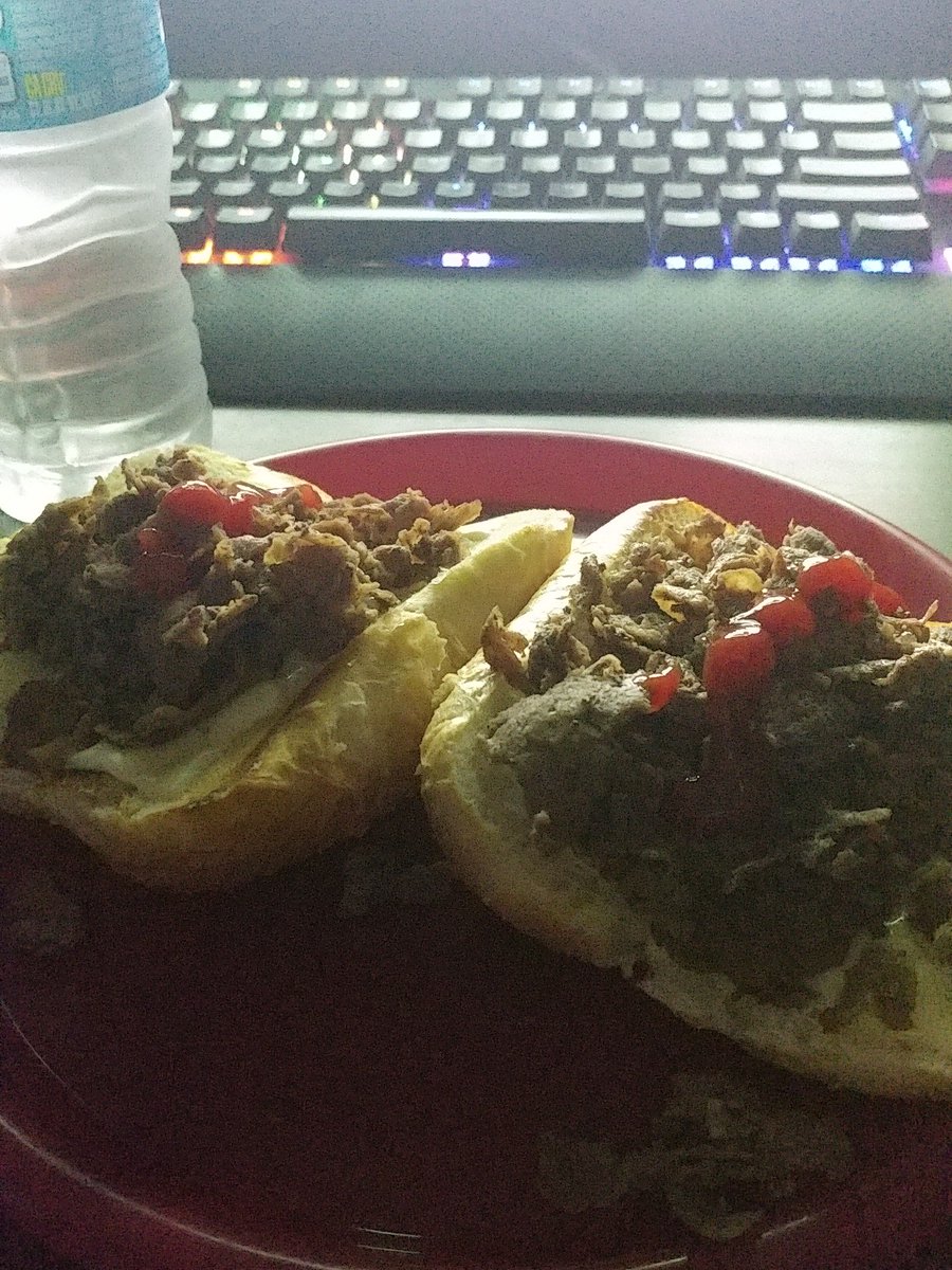 Bedtimebuddy07's tweet photo. Blessssss #homemade #phillycheesestack https://t.co/YejO3N5oXp