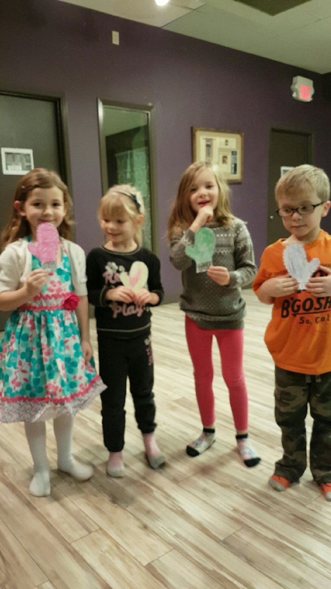 DMarie_Martin's tweet photo. Thanks to @TheRootCommEmp for another successful Music &amp; Me prgrm! Merry Christmas fr a few of my little kittens who lost their mittens 😻 https://t.co/04EK1gwIkm