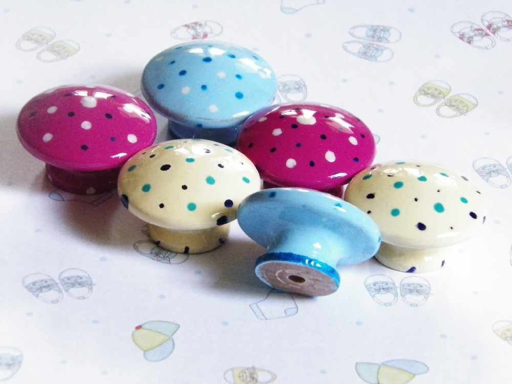 ruralgals's tweet image. Polka Dots Galore Knob Set for Kids Bedroom in Ivory, Blue, White o… etsy.me/2bSetIE #MyNewTag #NurseryKnobs
