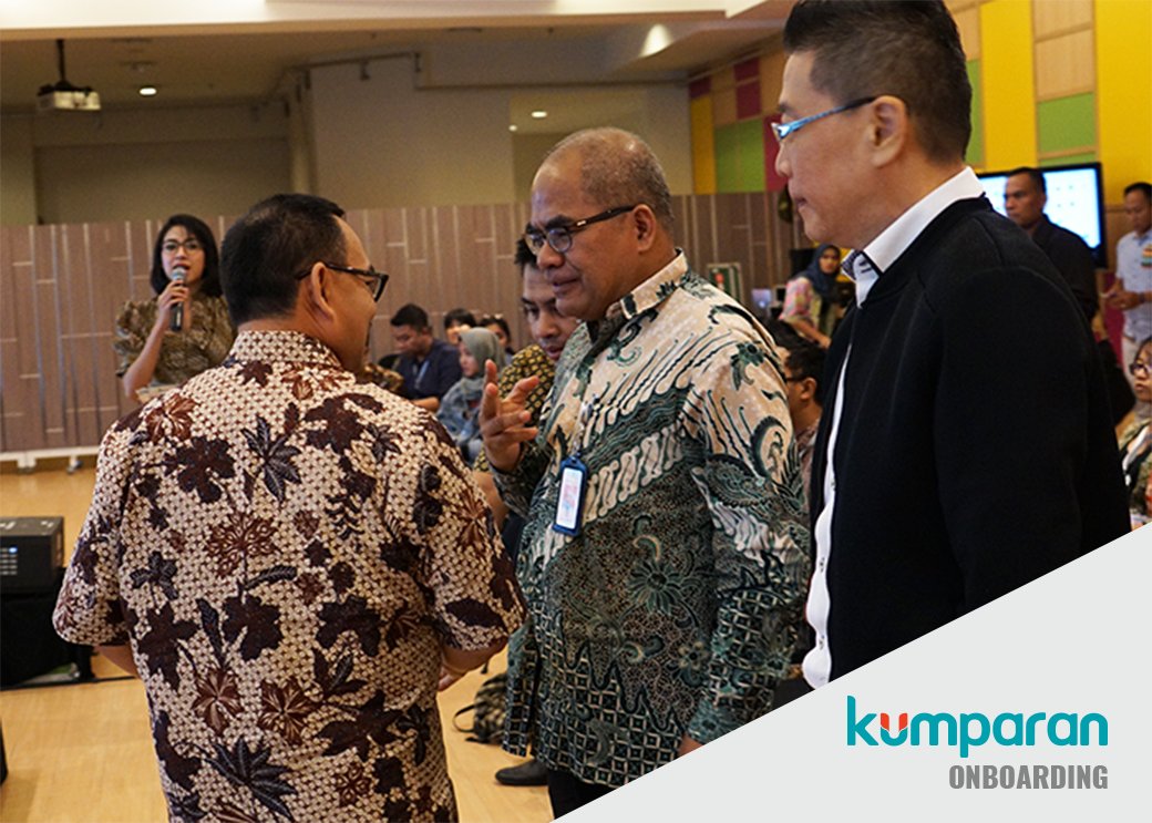 kumparan's tweet photo. Saling sapa singkat antara Sudirman Said dan Kepala SKK Migas Amien Sunaryadi. Apa ya yang dibicarakan? #LifeAtKumparan #Kumparan https://t.co/09gdMEnWvi