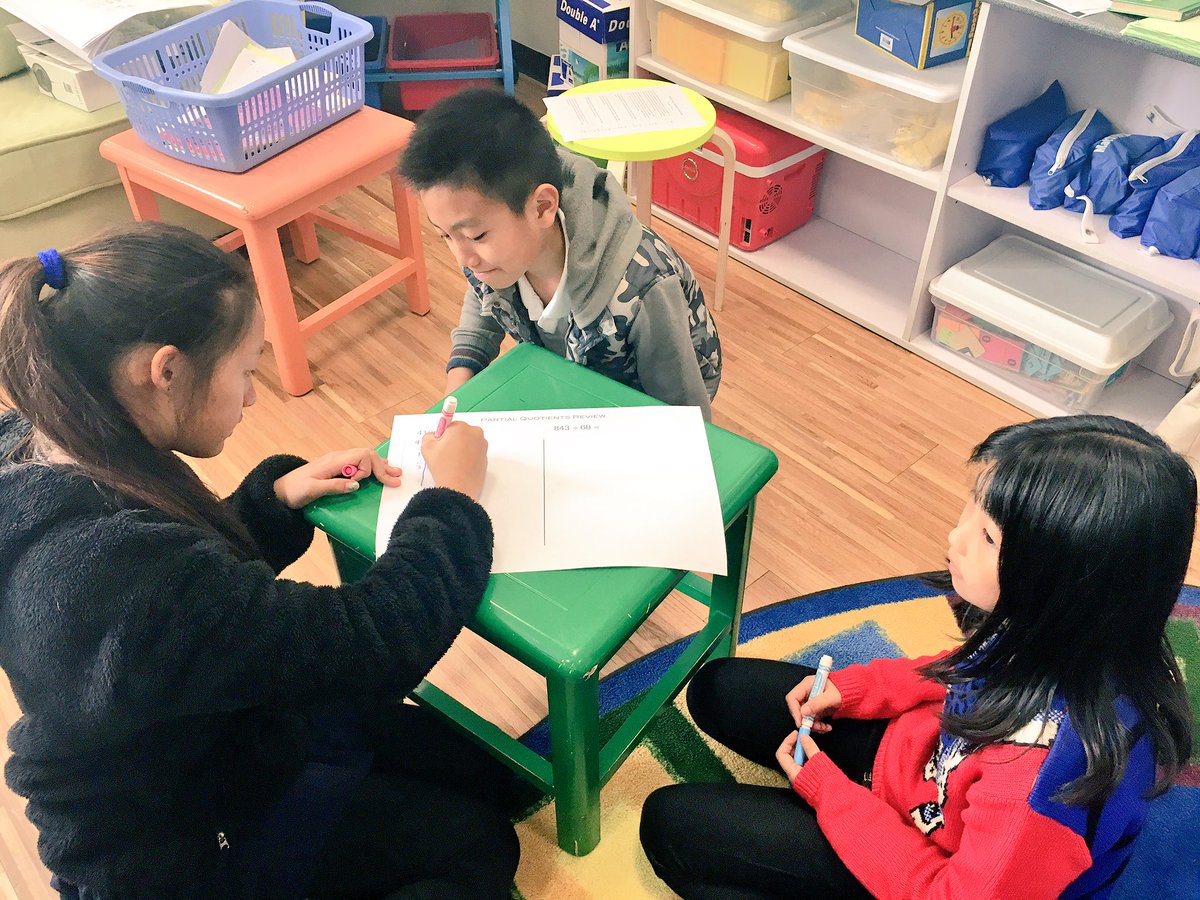 serzinclioglu's tweet photo. #5thGrade practicing #partialquotient method with #collaborative #math. #saspudong #mathchat #teamwork @SASchina @daveyneill https://t.co/X2RRhAPqlW