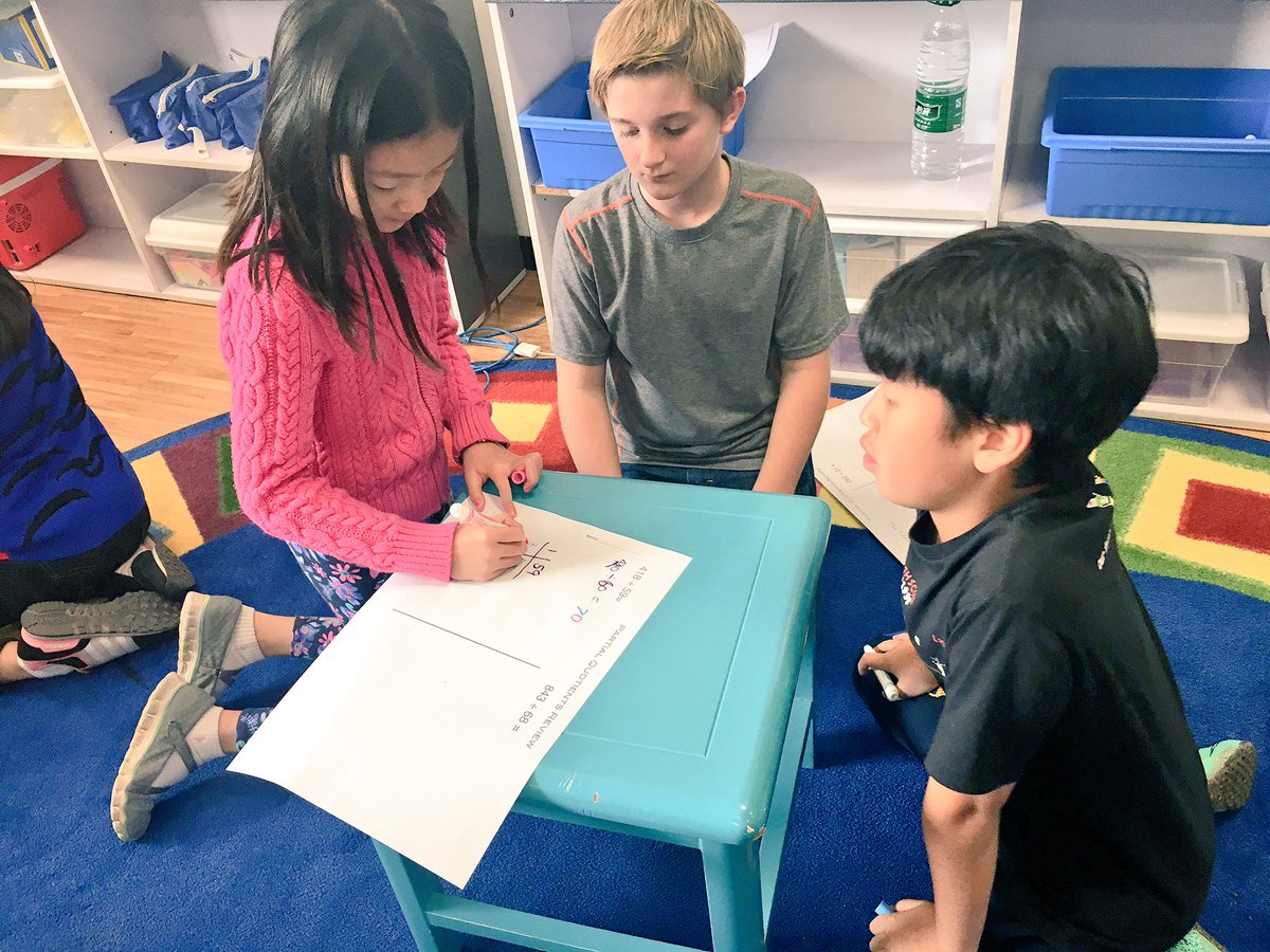 serzinclioglu's tweet photo. #5thGrade practicing #partialquotient method with #collaborative #math. #saspudong #mathchat #teamwork @SASchina @daveyneill https://t.co/X2RRhAPqlW