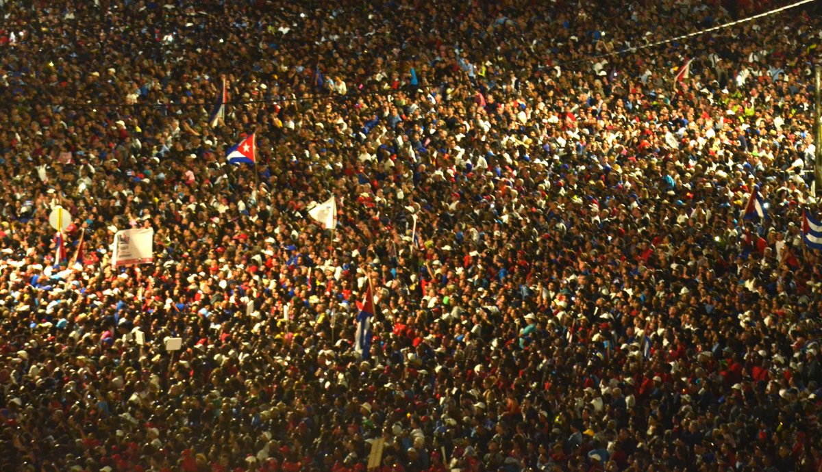 Granma_Digital's tweet photo. #Cuba rinde tributo a #FidelCastro #HastaSiempreComandante https://t.co/WxFQtX9cYq