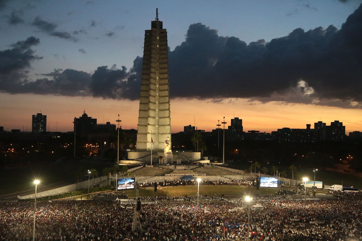 Granma_Digital's tweet photo. #Cuba rinde tributo a #FidelCastro #HastaSiempreComandante https://t.co/WxFQtX9cYq
