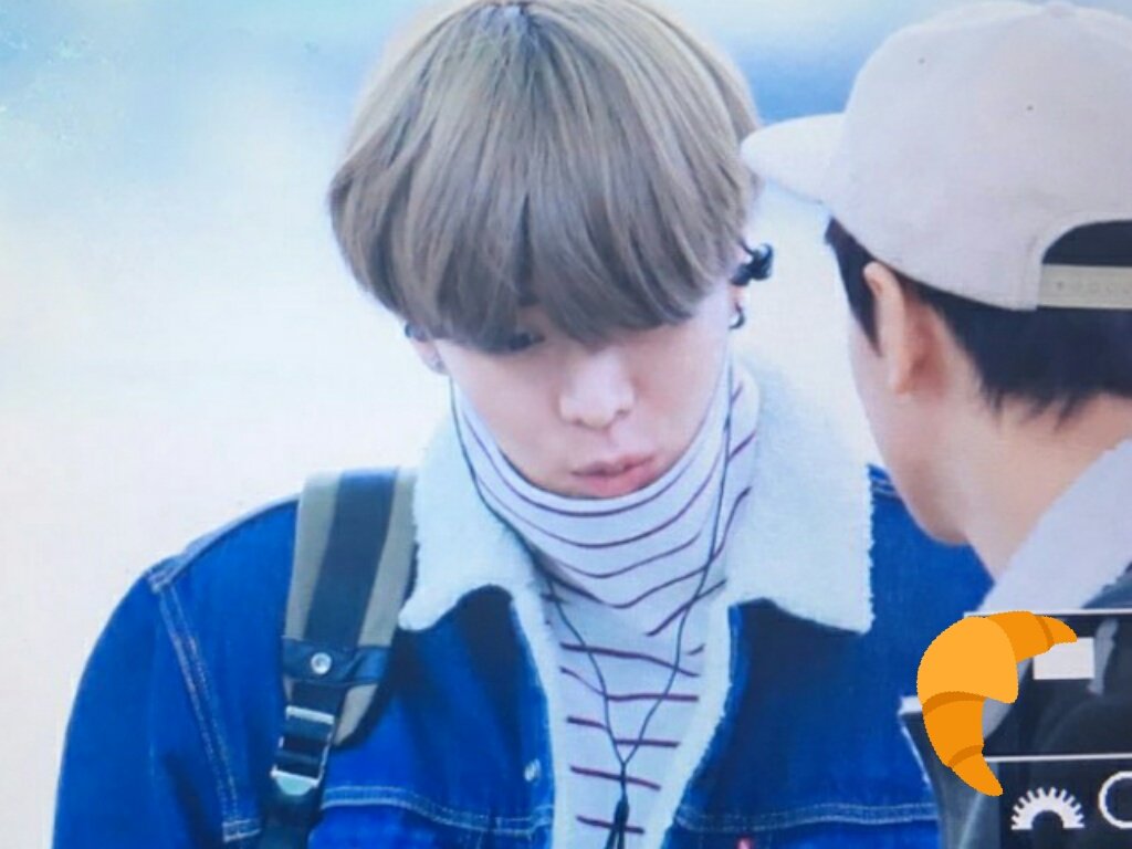 croissant_nct's tweet photo. 161130 언제까지 엘티이가 되나 실험중이야 #유타 #YUTA https://t.co/ynMi0mz17E