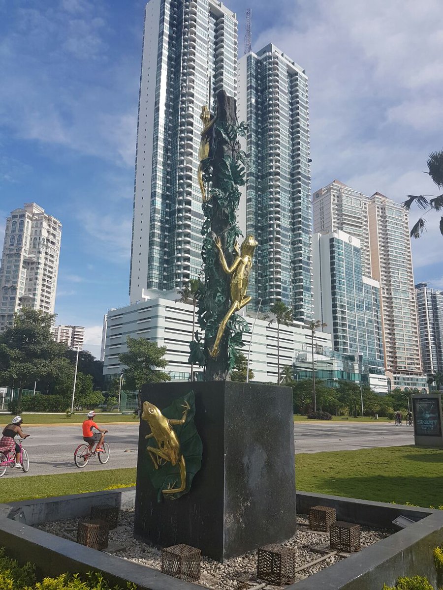 AndoenPanama's tweet photo. Les comparto la preciosa escultura La Rana Dorada de Armando Granja en la Cinta Costera. #foto por @IsabelDK8 #Panamá https://t.co/WSw61Ke3XP