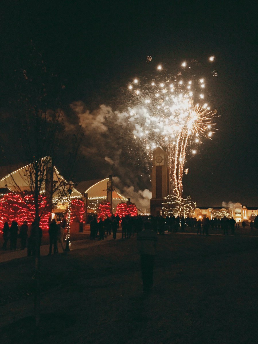 OC_NatalieH's tweet photo. #LightingOfTheCommons means Christmas has come to campus! https://t.co/jJm8TUL9ix