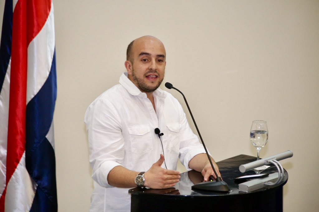 MEIC_crc's tweet photo. Charla:Todo Emprendimiento es una Conspiración para Cambiar el Mundo, con Sergio Zuluaga.
#SICAEmprende #GEW2016 #YoMeLaCreo #gewcr https://t.co/VPHbQEqEX5