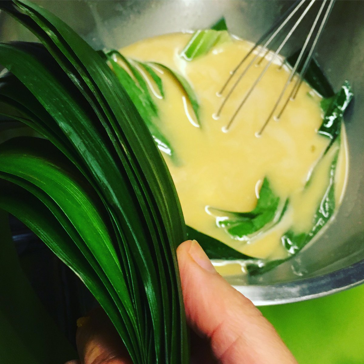 Momokoのタイ料理と石うすと Twitterren パンダンリーフは タイではお菓子に甘い香りをつけるバニラエッセンス的な使い方もします 日本のヨモギのようでもあり はじめてでも懐かしい香り タイ語では バイトゥーイ 写真はタマゴ液に漬けているところ カスタード
