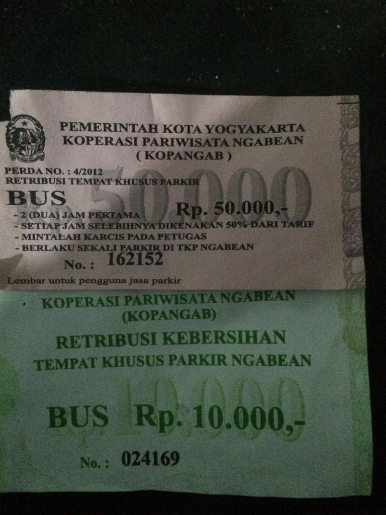 pras_dbl27's tweet photo. @JogjaUpdate @JUAROHMAN12 @ATCS_DIY ini juga min..
sejak kapan parkir bus wisata dbatasi waktu spt parkir di mall. https://t.co/mLEKAZDk1B