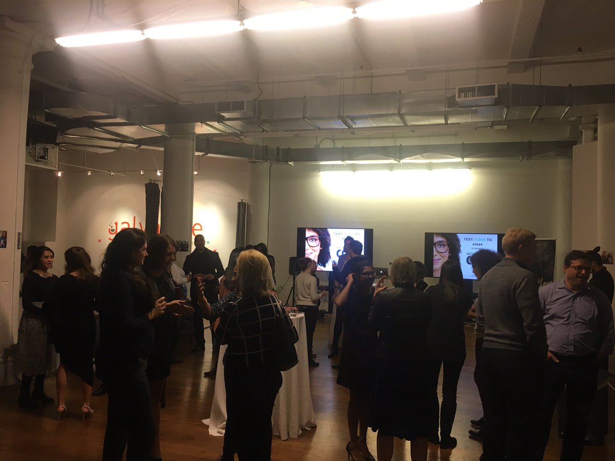 2 of my favorite things: fresh flowers + #womenintech! Thanks <a href="/SendUrbanStems/">Urban Stems</a> for supporting <a href="/WomenWhoCode/">Women Who Code</a> 2nite at <a href="/galvanize/">Galvanize</a>