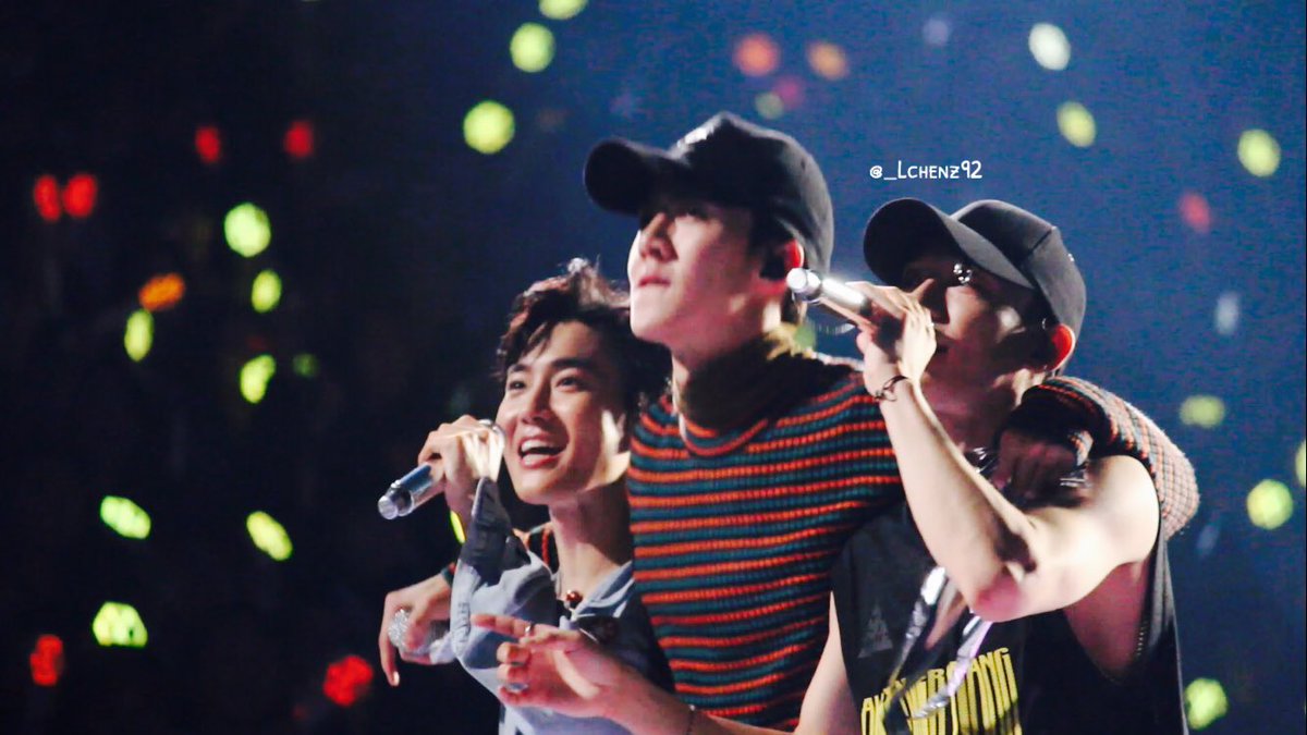BUBBLETEAHOLIC's tweet photo. 161126 #SEHUN SUHO CHEN มังเน่ของวงกับเหล่าฮยอง กินแรงฮยองตลอดเลย 😝 cr: _Lchenz92 https://t.co/1EP34EPf1W