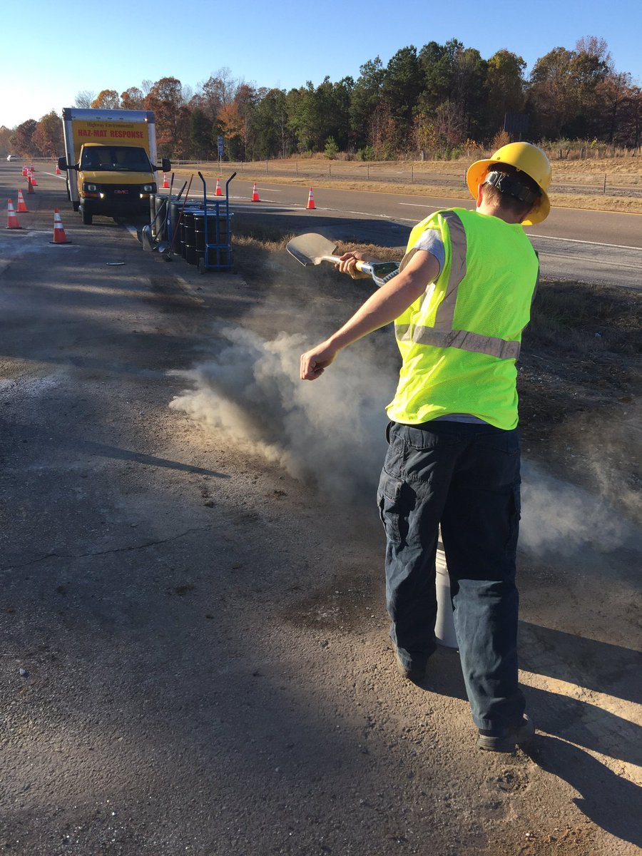 Highwayenv's tweet photo. Nashville crew working a excavation from a fuel spill. Busy couple days. https://t.co/Zv5aE2jNl3