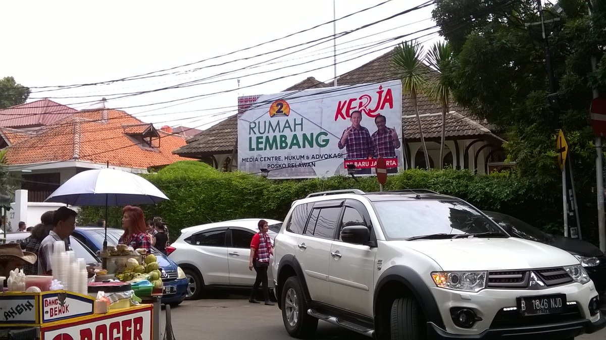 Siskamaulida_'s tweet photo. Ngajak Tante @Dewi_Koesoema ke @DiRumahLembang. Ketemu @tyoraha. @AhokDjarot bicara penanganan  sampah. #BadjaAsri https://t.co/GfKZcf30QW