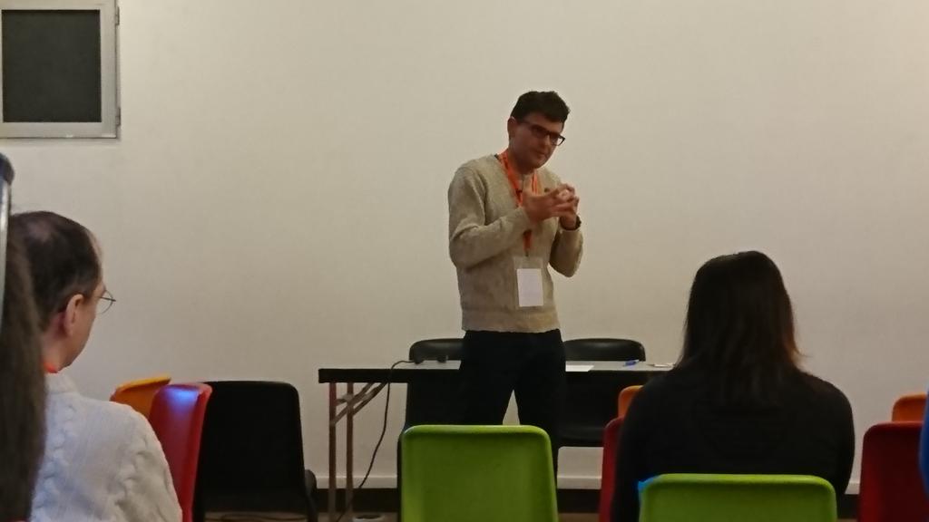 #StartUpDEtat "On fabrique pas des logiciels, on fabrique des usagers satisfaits !" @ppezziardi  #LKFR16