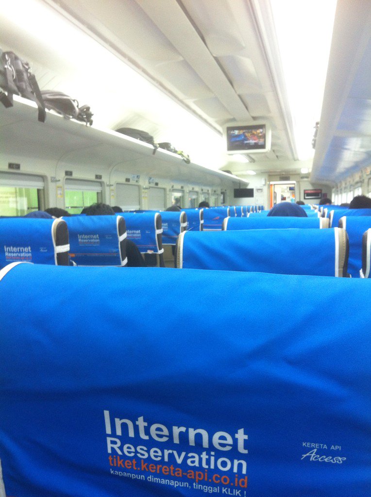 Suasana di dalam gerbong ekonomi kereta Argo Parahyangan, lengkap dengan kabin &amp; lcd tv, so comfortable :) <a href="/KAI121/">Kereta Api Indonesia</a>