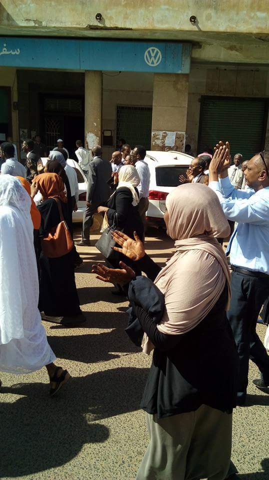 blackboy's tweet photo. من وقفة المحامين السلمية بالخرطوم ✌
#السودان_فى_طريق_الخلاص https://t.co/PzrUkKb8nQ