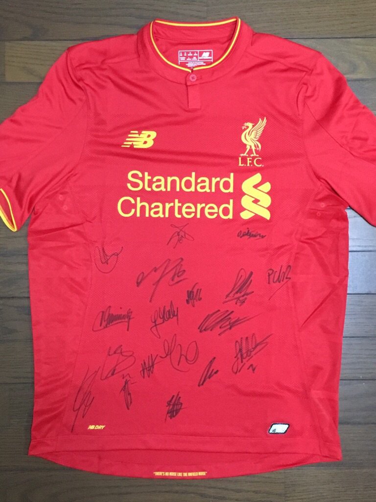 Olsc Japan リバプール サポーターズクラブ 12 17 土 に横浜でチャリティ イベント リバプールファンであればどなたにでも参加して頂けます 申込み締切は12 14 水 写真はチャリティ オークションの目玉商品 今季の選手18名 クロップ監督含む