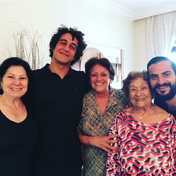 docelibanes's tweet photo. Família ê! Família ah! Família! :3
#FicaDario e #FicaMarcelo https://t.co/8VWXQCNChd