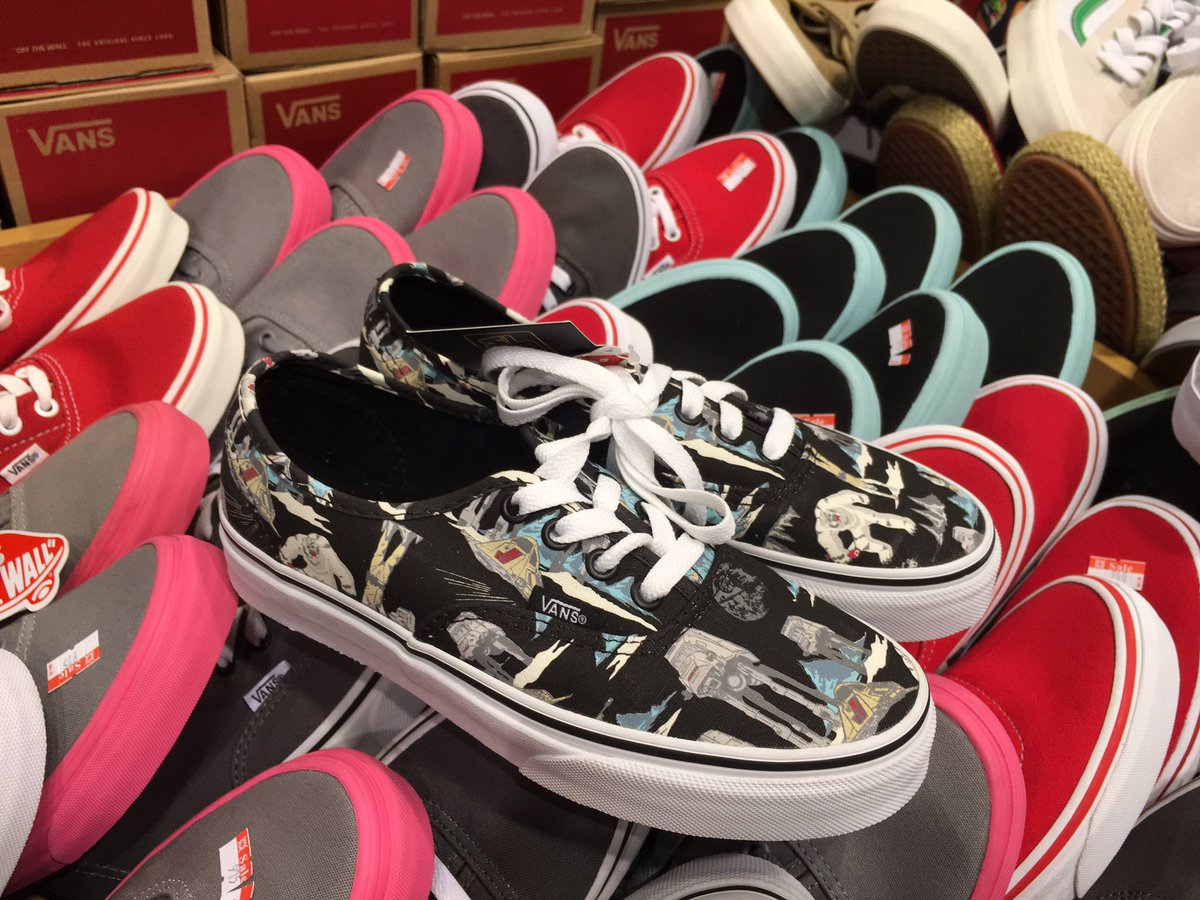 Redprice_50's tweet photo. #ชี้เป้า vans ลดครึ่งราคา 👟✨
ส่วนใหญ่ประมาณ 2000 เหลือ 1000 นะ
มีรุ่น starwars ด้วย ลดจาก 3000฿ ฮับ
พิกัด เซ็นทรัลลาดพร้าว ถึง 12 ธ.ค. นะ ;) https://t.co/VBk59Y40XE