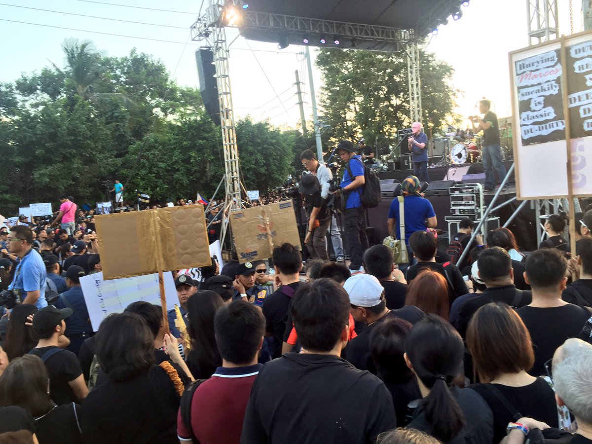 jullianeloved's tweet photo. Overheard someone from the Anti-Marcos crowd say when @MARoxas arrived:  "Kung siya naging presidente, wala tayo dito." @inquirerdotnet https://t.co/ELBgc0Tp6s