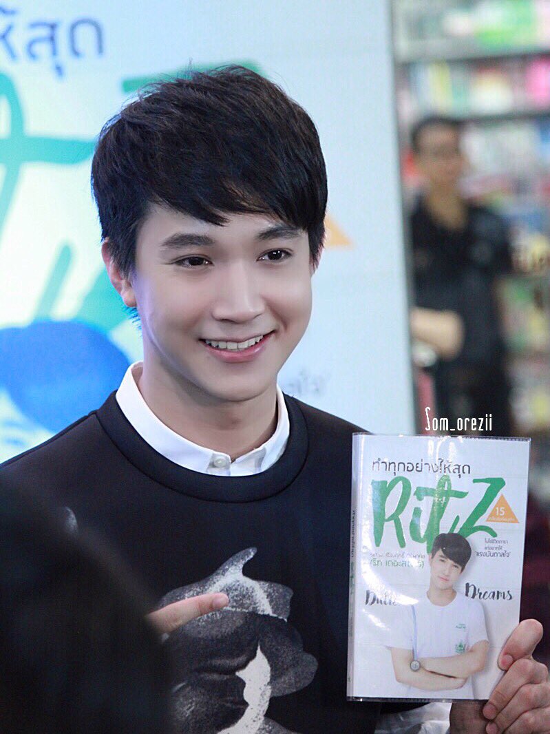 Som_Orezii's tweet photo. รูป @Ritz_TS6 งานเปิดตัวหนังสือ ทำทุกอย่างให้สุด Ritz ณ ร้านหนังสือ26/11/59 #ทําทุกอย่างให้สุดRitz https://t.co/BYOQXXAzND https://t.co/6fHV9NG532
