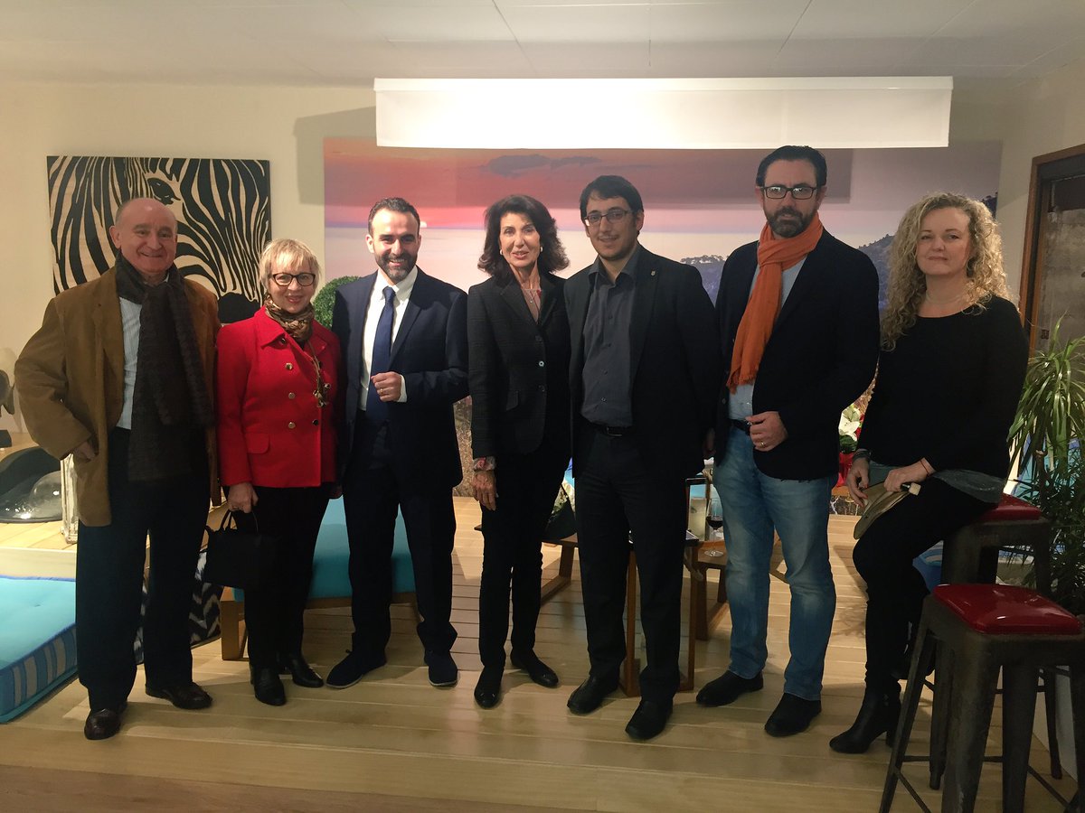 CarmenPlanas's tweet photo. Apoyando el emprendimiento, las nuevas ideas y la inversión en #Balears en la inauguración de la nueva tienda de #utopicdesign 
#CAEB https://t.co/4uGxffi41i