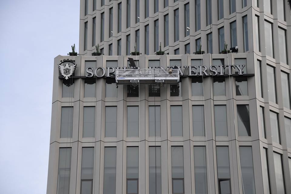 完成間近のソフィアタワーに校章とSOPHIA UNIVERSITY のサインを