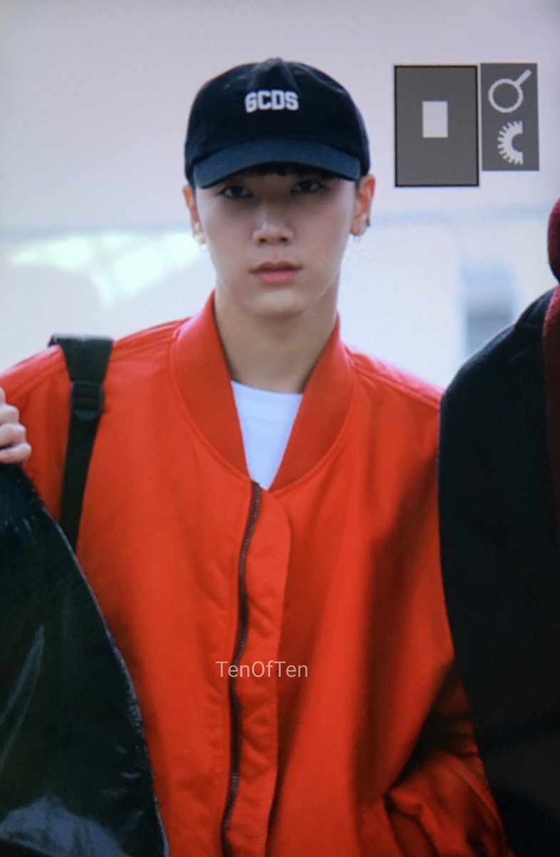 TENOFTEN96's tweet photo. 161130 🛫🛫  #탠 #TEN #NCT #NCTU https://t.co/2cGUKu9wYu