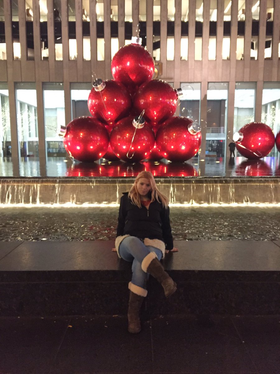 CHoffkin's tweet photo. #newyork #nyc #BaubleFest #christmas #pretty #selflove https://t.co/oTnJ6G9BZ7